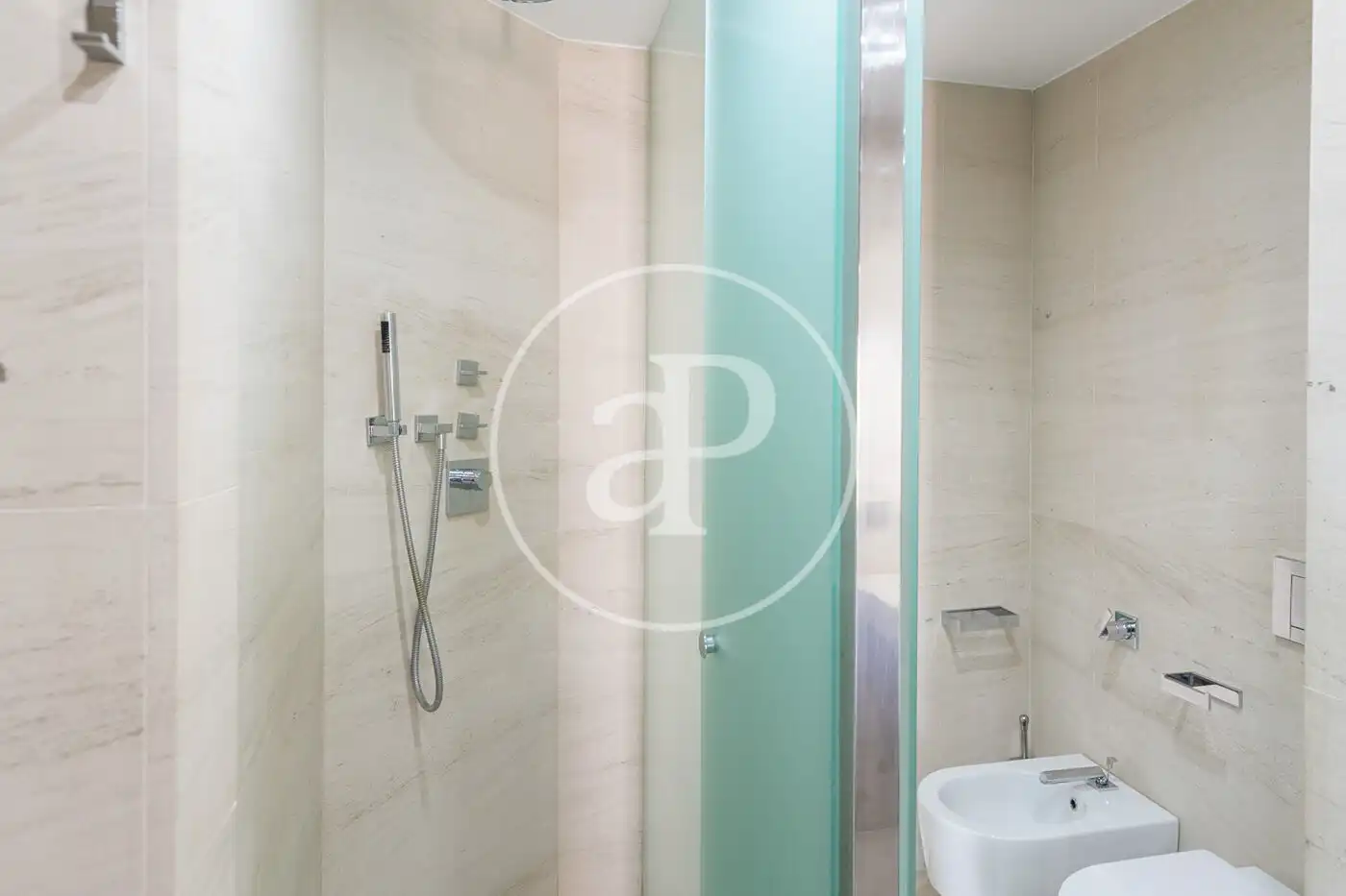 Bathroom of Flat for sale in Barcelona  with Air Conditioner and Heating