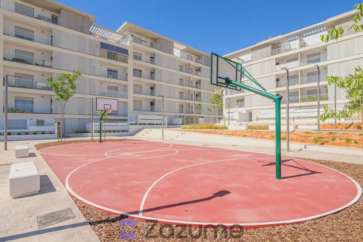 Außenansicht von Wohnung zur Miete in Dos Hermanas mit Klimaanlage, Heizung und Privatgarten