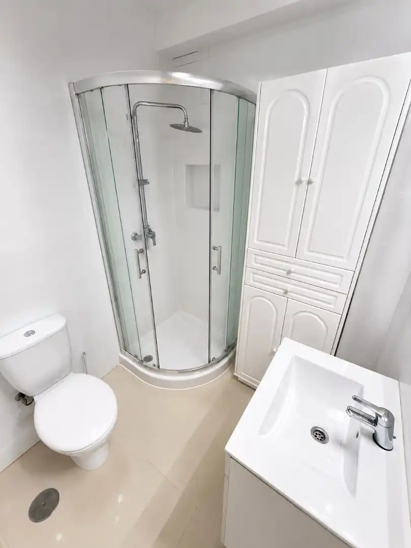 Bathroom of Flat for sale in Torremolinos  with Terrace and Community pool