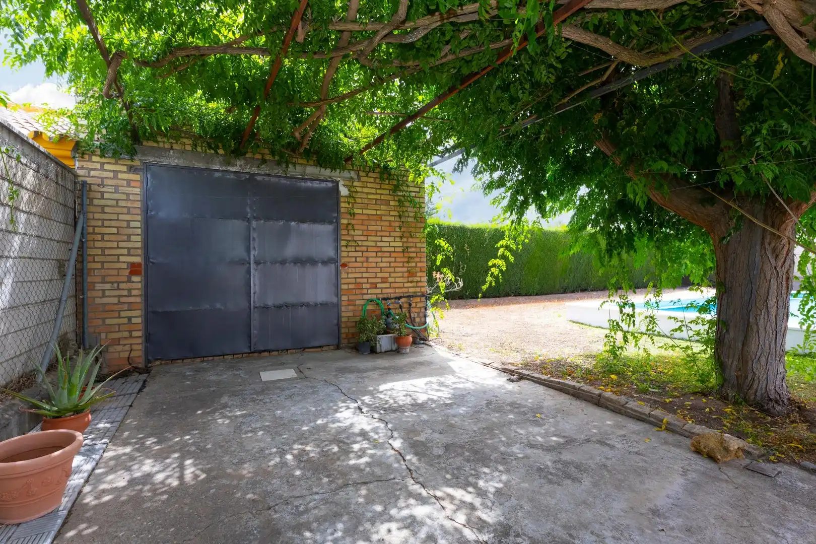 Jardí de Casa o xalet en venda en Sanlúcar la Mayor amb Jardí privat, Traster i Piscina