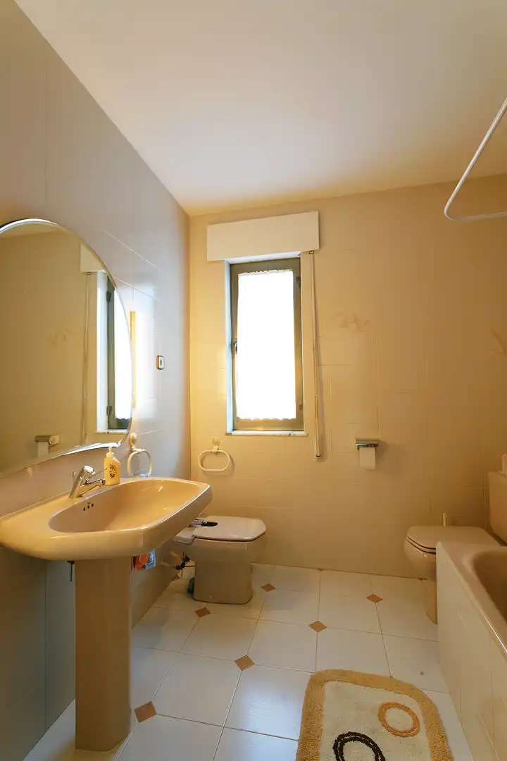 Bathroom of Houses for sale in Palacios del Sil  with Furnished