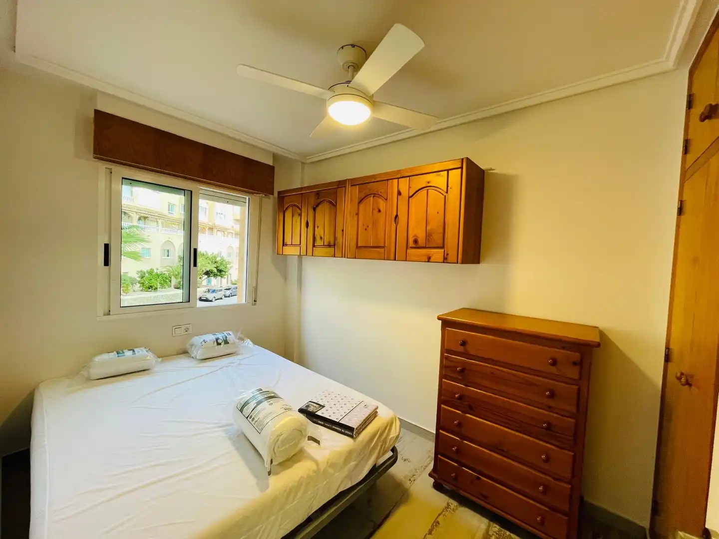 Dormitori de Apartament de lloguer en Torrevieja amb Calefacció, Terrassa i Piscina