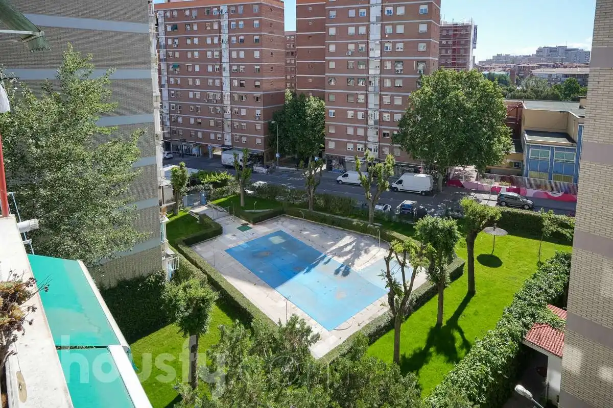 Vista exterior de Piso en venta en Madrid con Calefacción, Terraza y Trastero