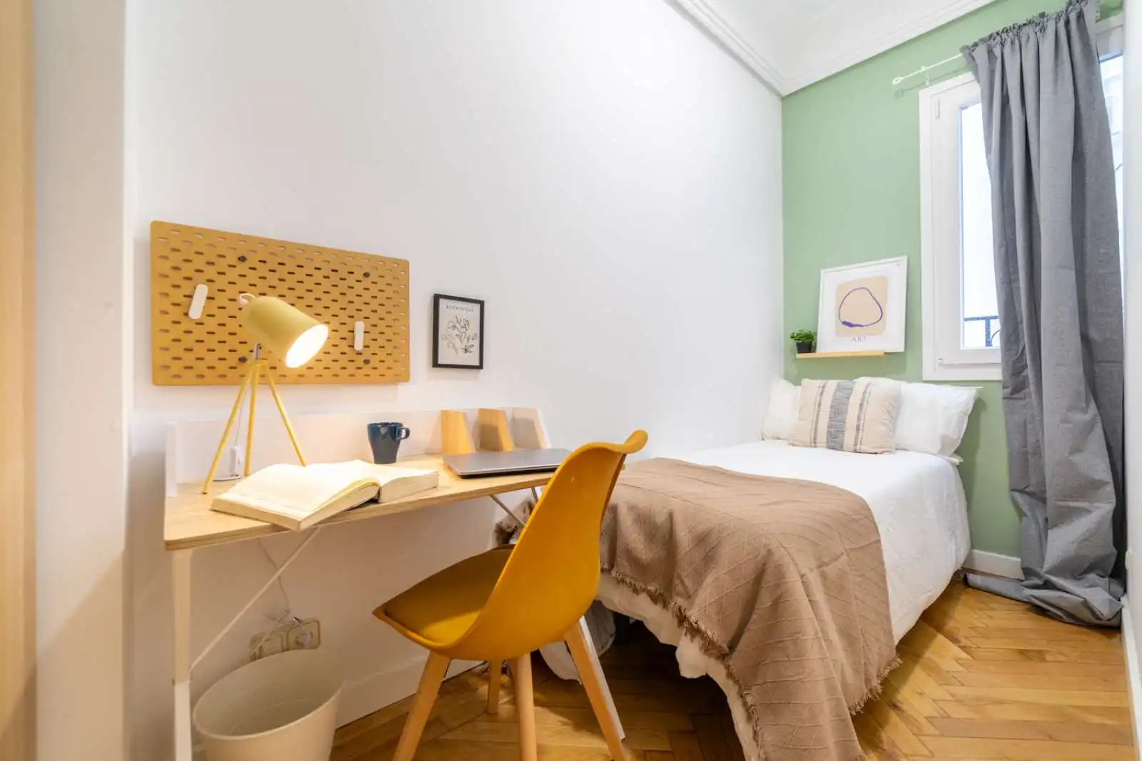 Bedroom of Flat for share in Madrid  with Air Conditioner, Terrace and Furnished