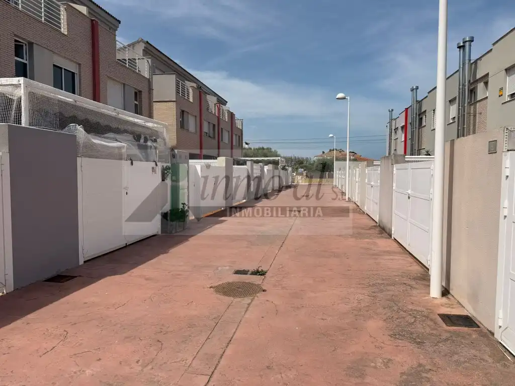 Aparcament de Casa o xalet en venda en Almazora / Almassora amb Aire condicionat, Terrassa i Piscina comunitària