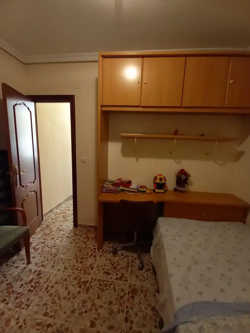 Dormitori de Casa o xalet en venda en Córdoba amb Jardí privat, Terrassa i Moblat