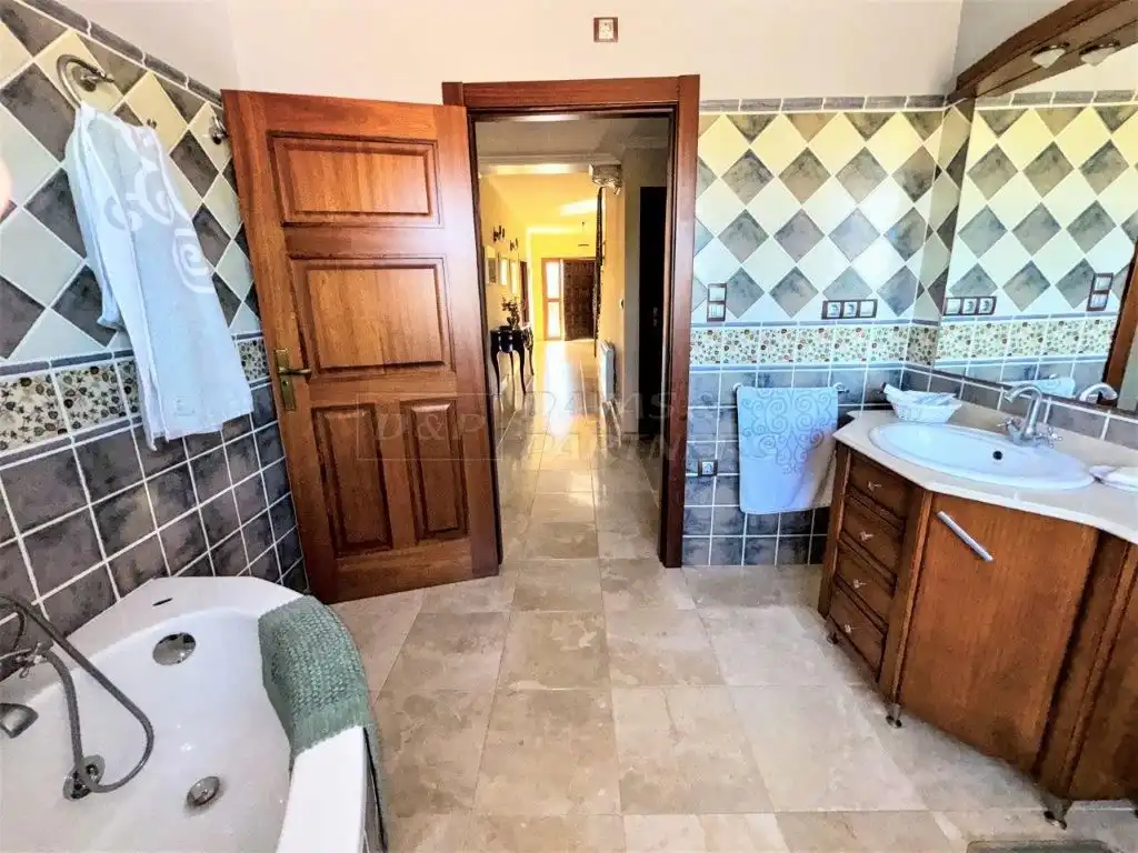 Bany de Casa o xalet en venda en Orihuela amb Aire condicionat, Jardí privat i Traster