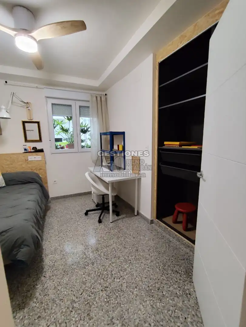 Dormitori de Pis de lloguer en Granada amb Calefacció, Moblat i Forn