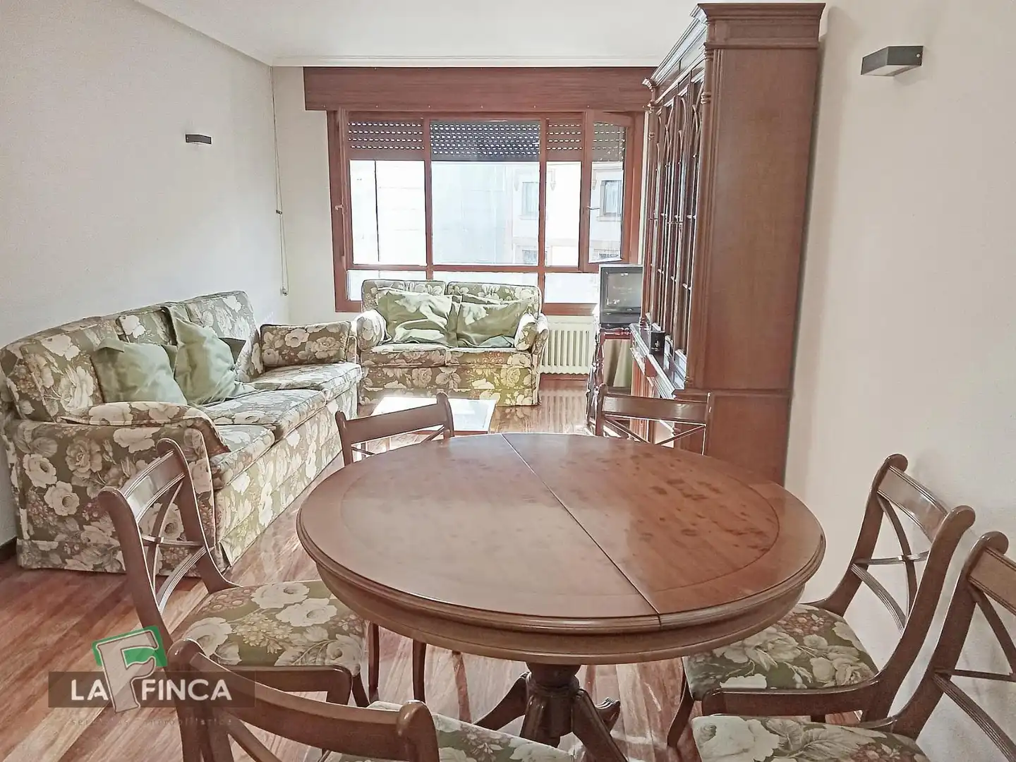 Sala d'estar de Oficina de lloguer en Oviedo  amb Calefacció i Terrassa