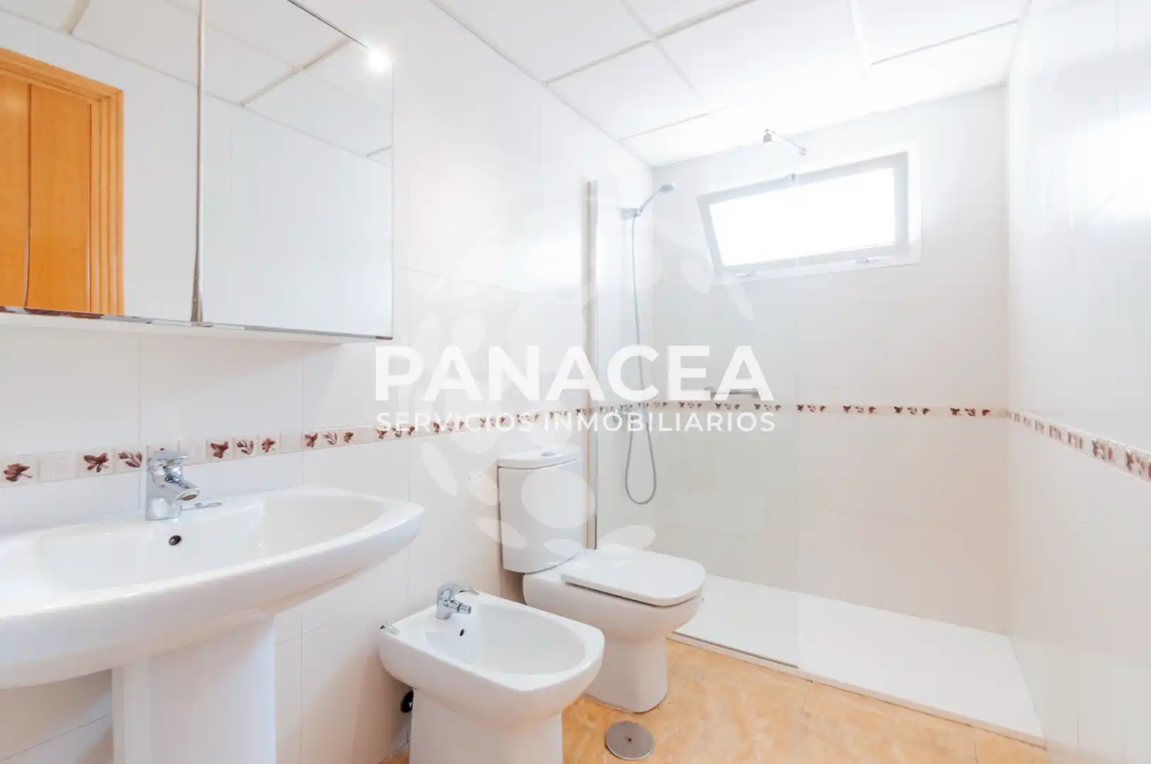 Baño de Piso en venta en Roquetas de Mar con Amueblado, Horno y Lavadora