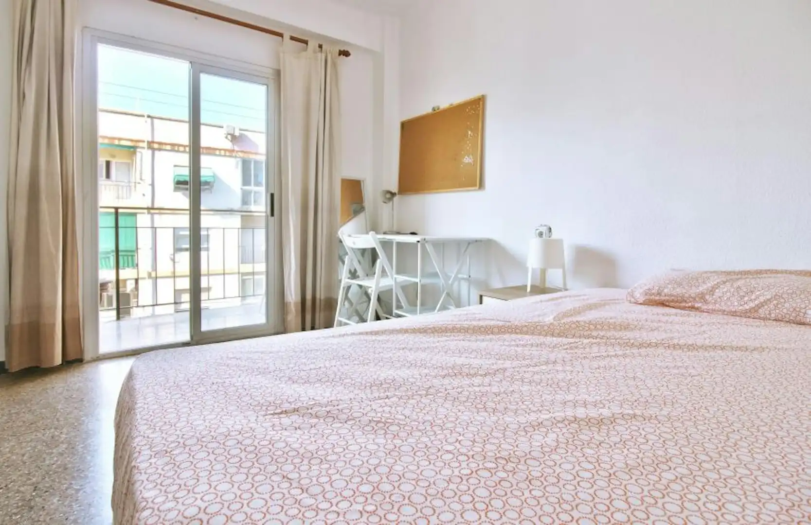 Bedroom of Flat for share in  Valencia Capital  with Heating, Washing machine and TV