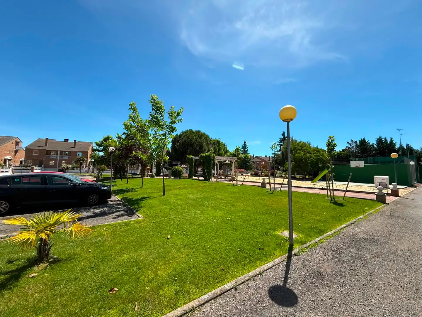 Außenansicht von Einfamilien-Reihenhaus zum Verkauf in Santa Marta de Tormes mit Klimaanlage, Heizung und Privatgarten