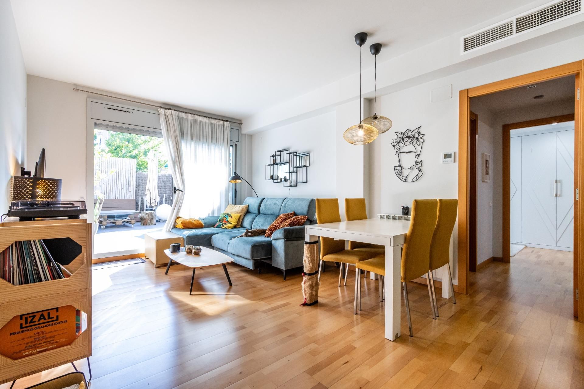 Living room of Planta baja for sale in Terrassa  with Air Conditioner, Heating and Parquet flooring