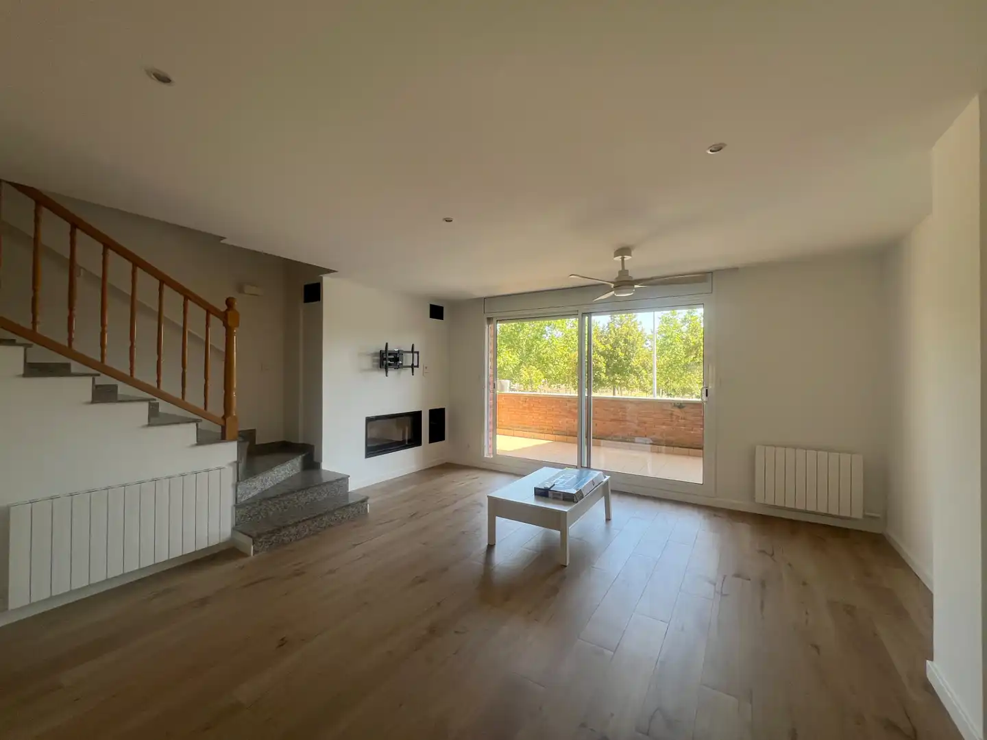 Wohnzimmer von Einfamilien-Reihenhaus zum Verkauf in Castellbisbal mit Heizung, Privatgarten und Parkett