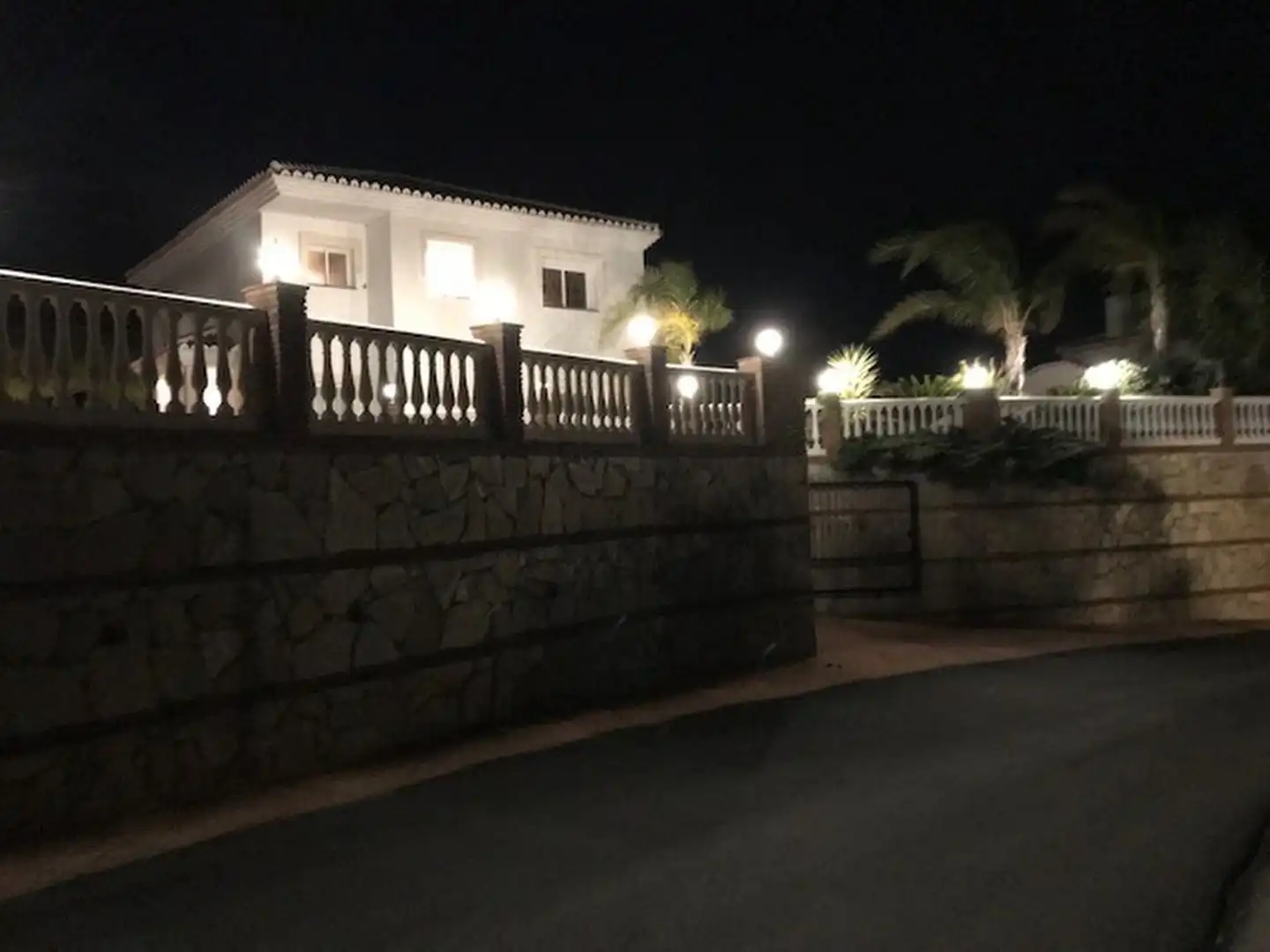 Außenansicht von Einfamilien-Reihenhaus zum Verkauf in Mijas mit Klimaanlage, Terrasse und Abstellraum