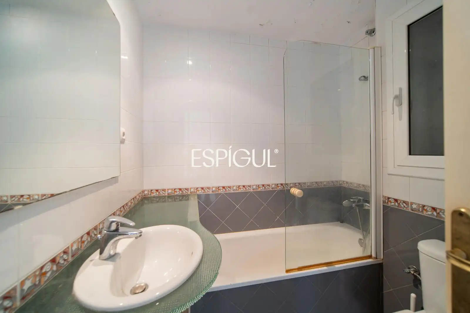 Baño de Piso en venta en Girona con Calefacción, Terraza y Amueblado