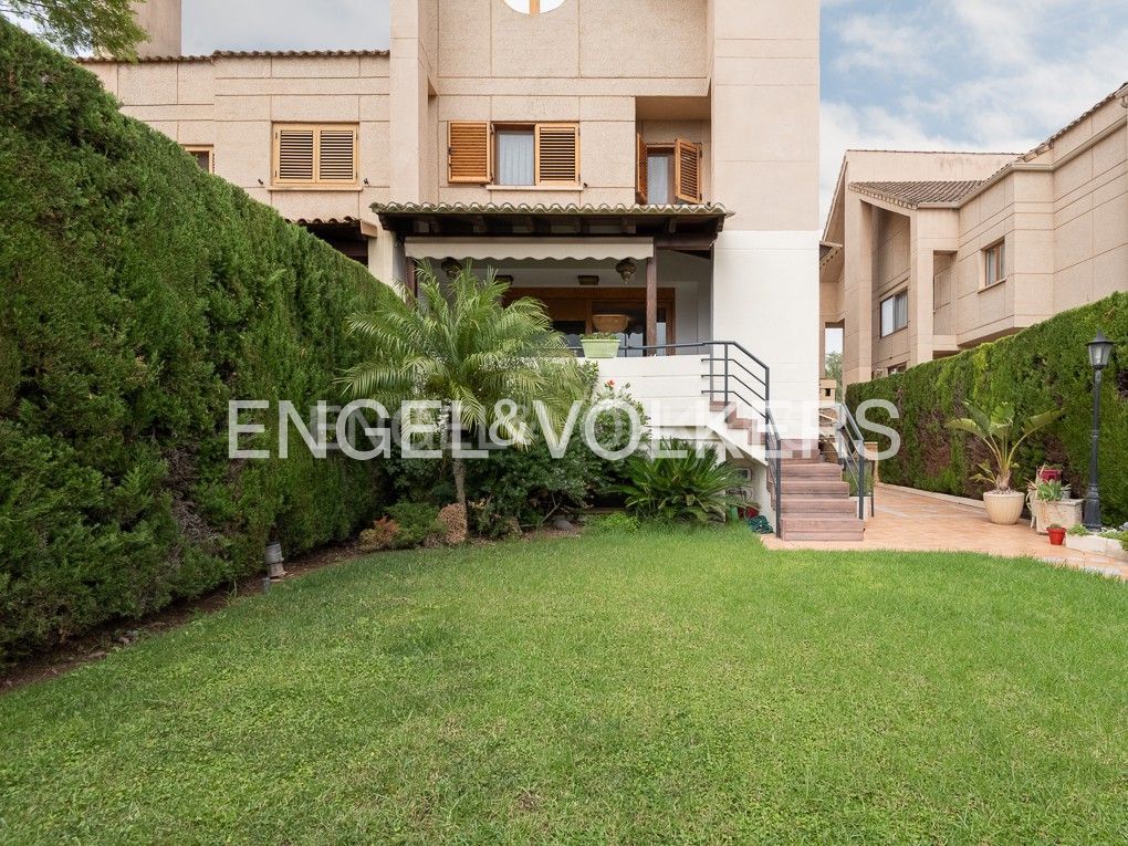 Außenansicht von Einfamilien-Reihenhaus miete in Bétera mit Klimaanlage, Heizung und Privatgarten