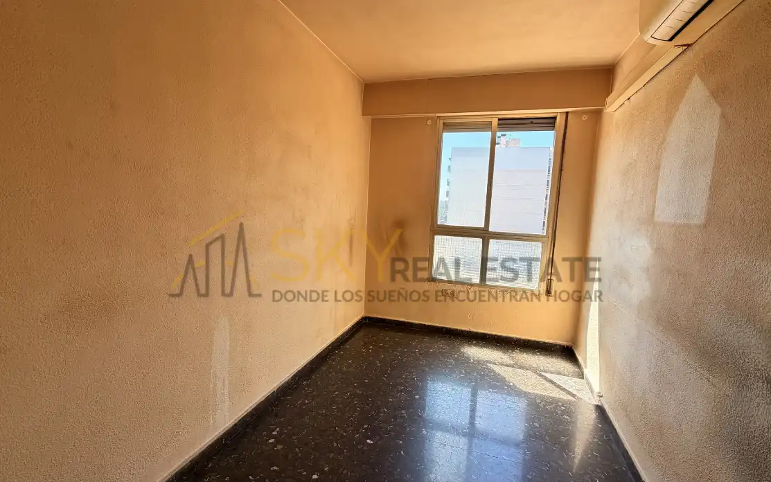 Bedroom of Flat for sale in Valencia  with Air Conditioner, Heating and Terrace