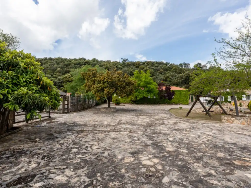 Vista exterior de Casa o chalet en venta en Espinoso del Rey con Terraza, Piscina y Amueblado