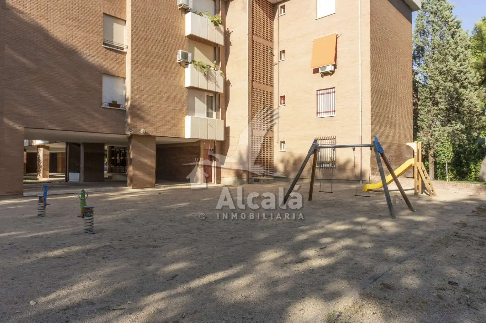 Aparcament de Pis en venda en Alcalá de Henares amb Aire condicionat, Calefacció i Moblat