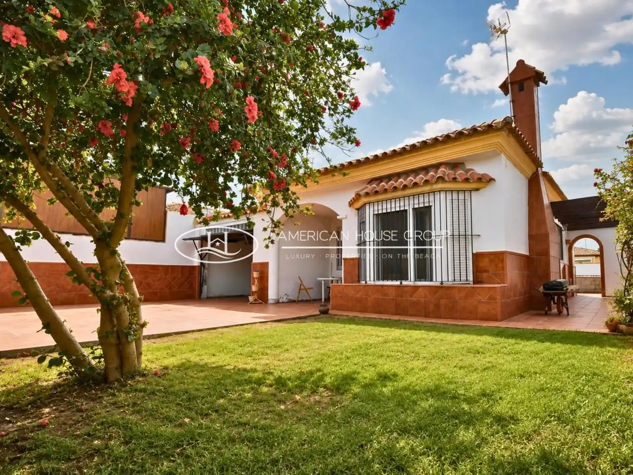 Vista exterior de Casa o xalet en venda en Chiclana de la Frontera amb Jardí privat