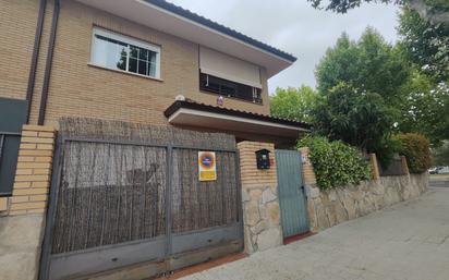 Exterior view of House or chalet for sale in Sevilla la Nueva  with Terrace and Balcony