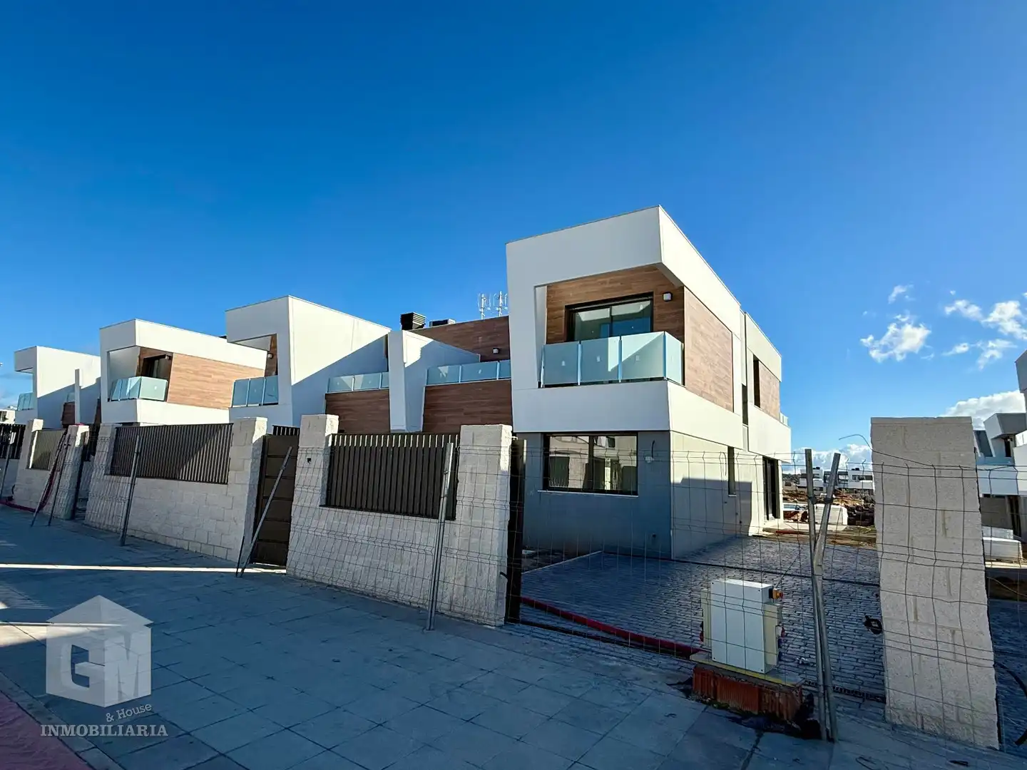 Vista exterior de Casa adosada en venta en Villaviciosa de Odón con Calefacción, Jardín privado y Terraza