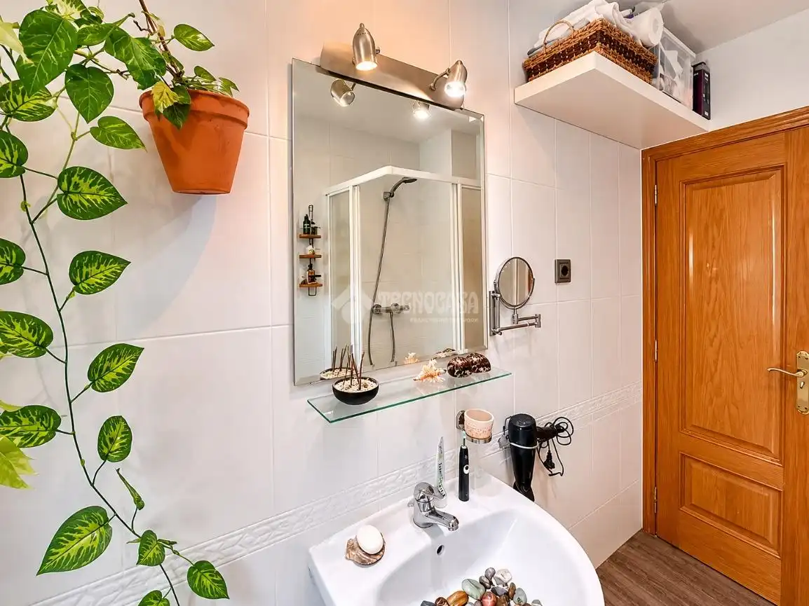 Badezimmer von Wohnung zum Verkauf in Madrid mit Klimaanlage und Heizung