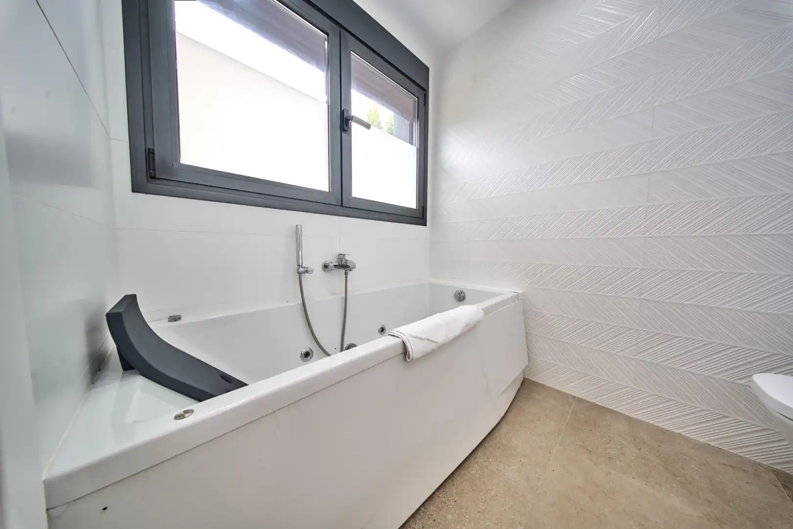 Bany de Casa o xalet en venda en Marbella amb Jardí privat, Terrassa i Traster