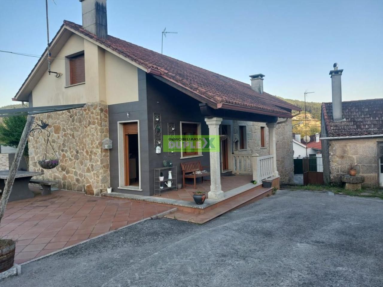 Vista exterior de Casa o xalet en venda en Pontevedra Capital  amb Calefacció, Jardí privat i Traster