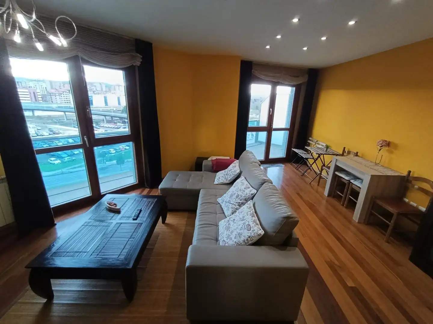 Sala d'estar de Pis en venda en Gijón  amb Terrassa, Traster i Moblat