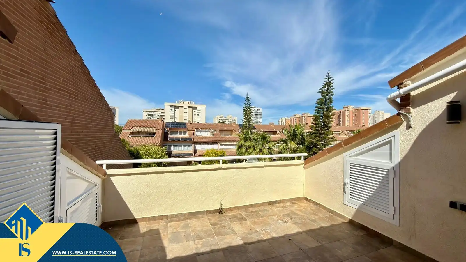 Vista exterior de Casa o xalet en venda en Alicante / Alacant amb Terrassa, Moblat i Piscina comunitària