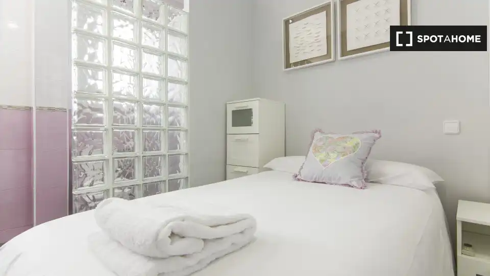 Habitación de Apartamento para compartir en Madrid con Aire acondicionado, Calefacción y Terraza