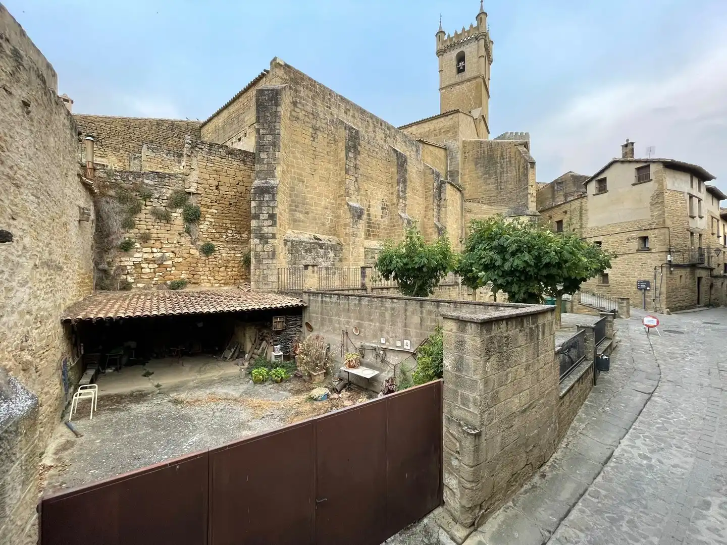 Vista exterior de Casa adosada en venta en Uncastillo con Terraza, Trastero y Amueblado