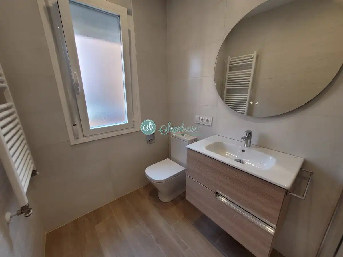 Baño de Piso de alquiler en Segovia con Calefacción y Balcón