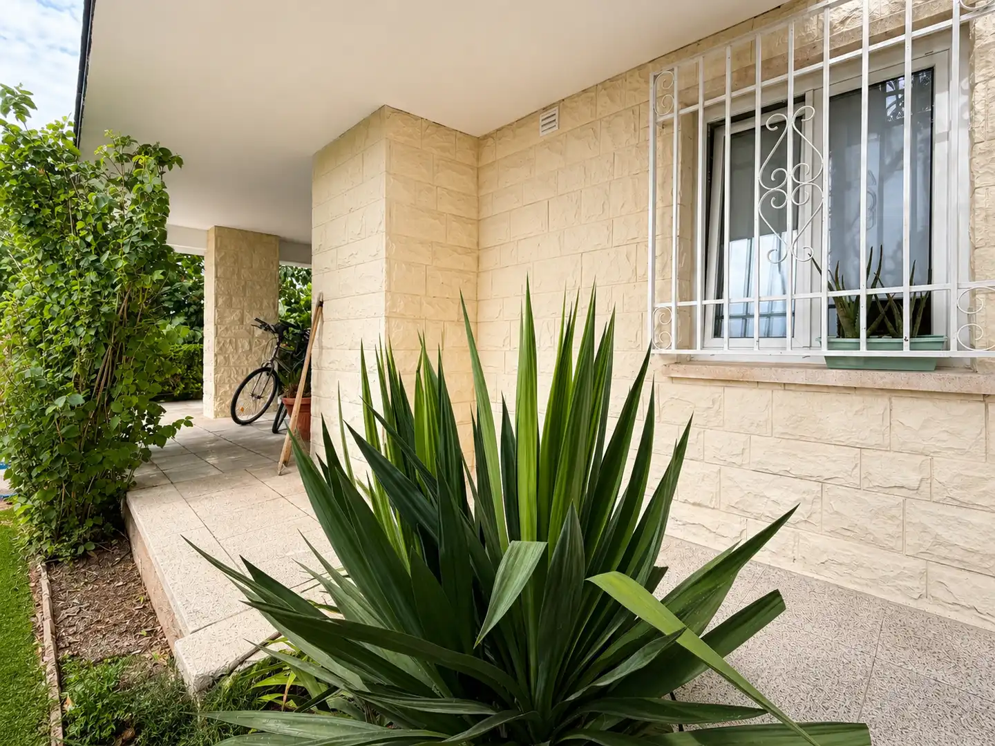 Vista exterior de Casa o xalet en venda en Calafell amb Aire condicionat, Calefacció i Jardí privat