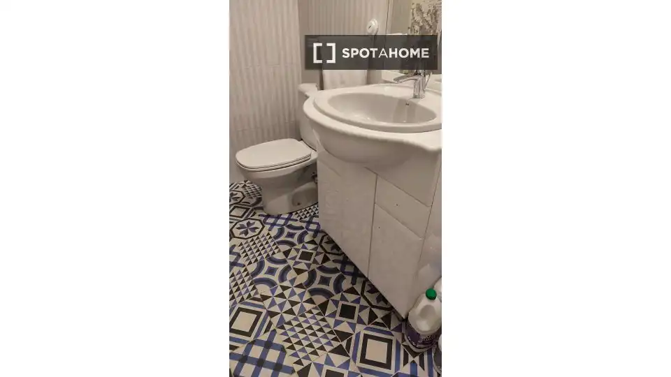 Bathroom of Flat for share in Málaga  with Air Conditioner, Terrace and Furnished