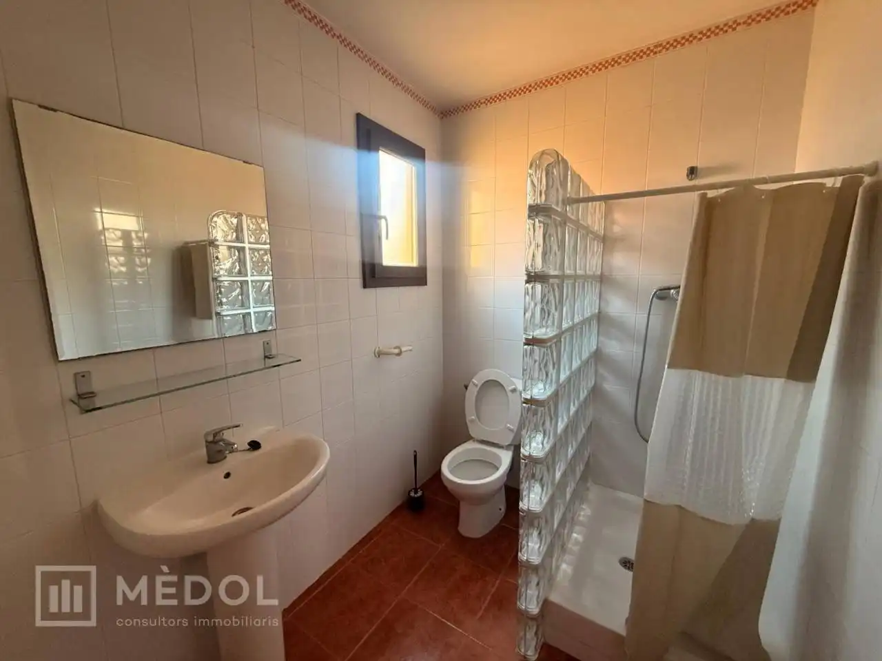 Baño de Piso de alquiler en Tarragona con Aire acondicionado, Parquet y Amueblado