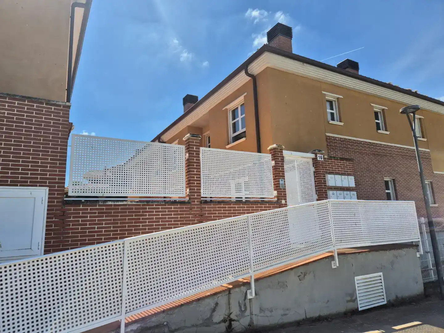 Vista exterior de Pis en venda en Medrano amb Jardí privat, Traster i Moblat