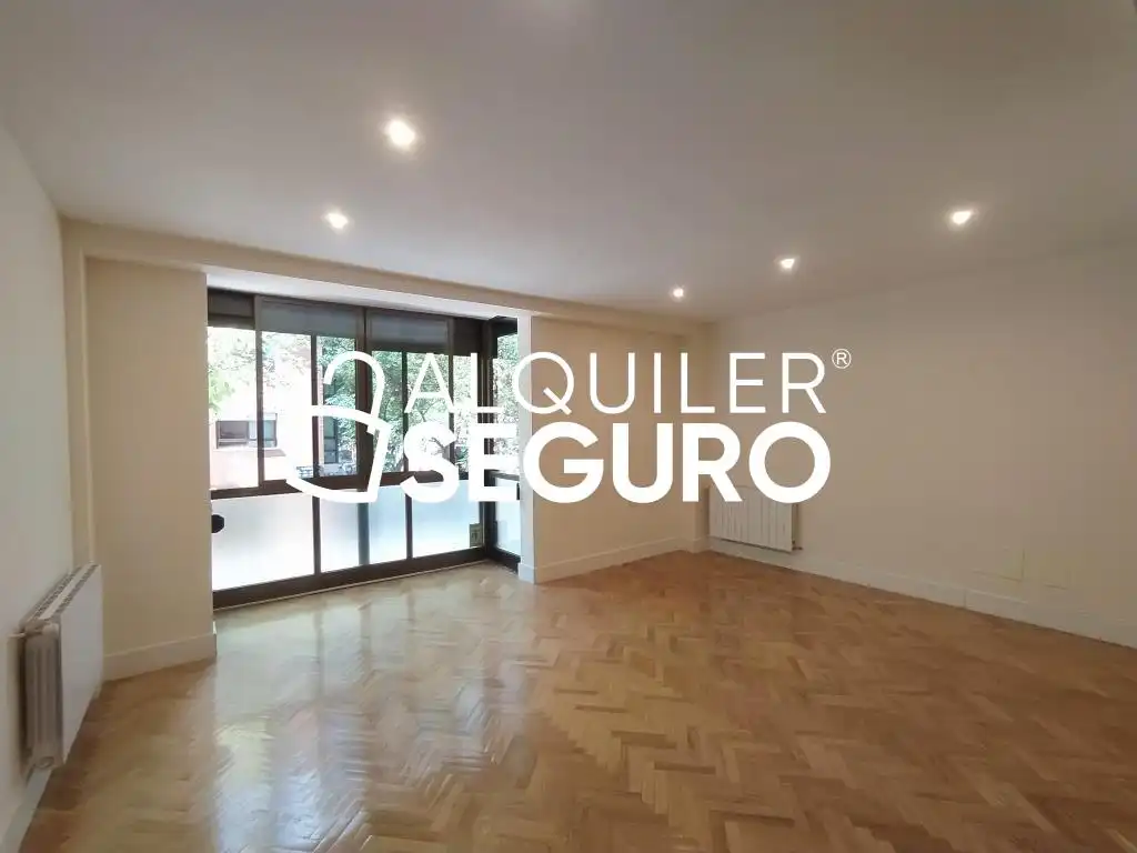 Exterior view of Flat for rent in Madrid  with Heating