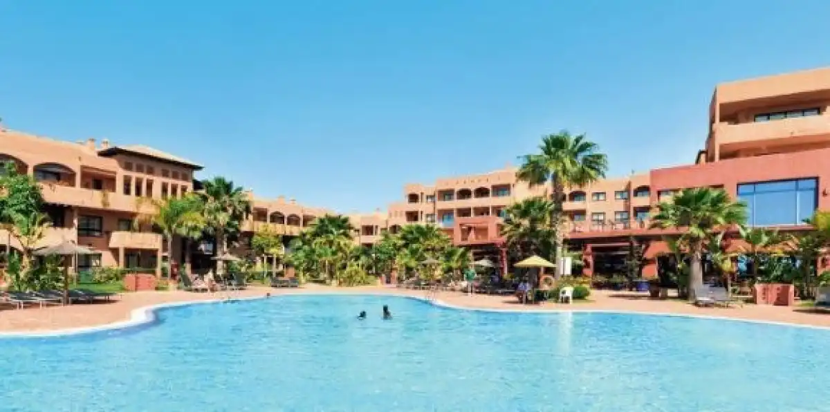 Swimming pool of Flat for sale in Benahavís  with Air Conditioner, Heating and Private garden