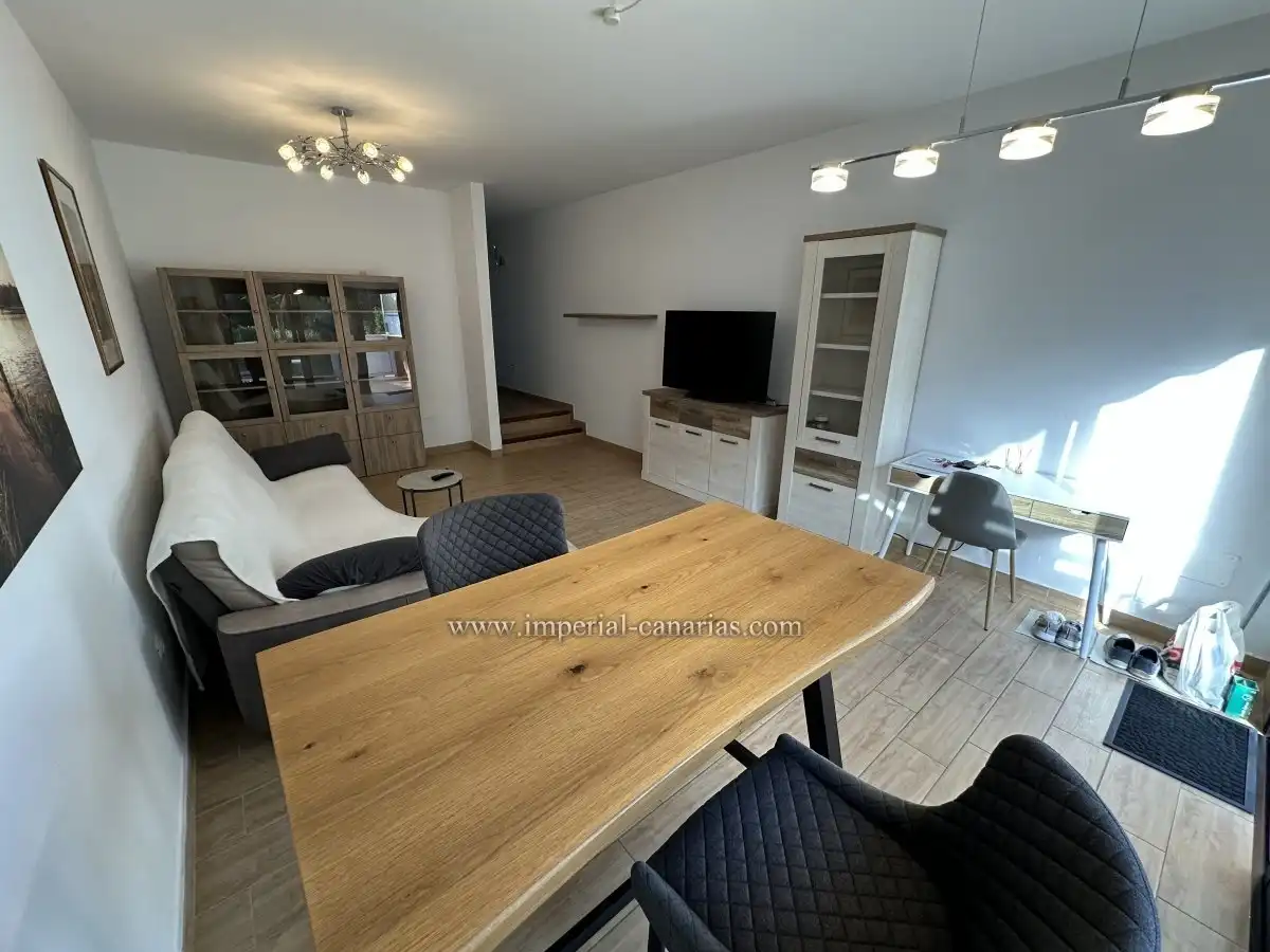 Sala d'estar de Casa adosada en venda en Puerto de la Cruz amb Aire condicionat, Jardí privat i Terrassa