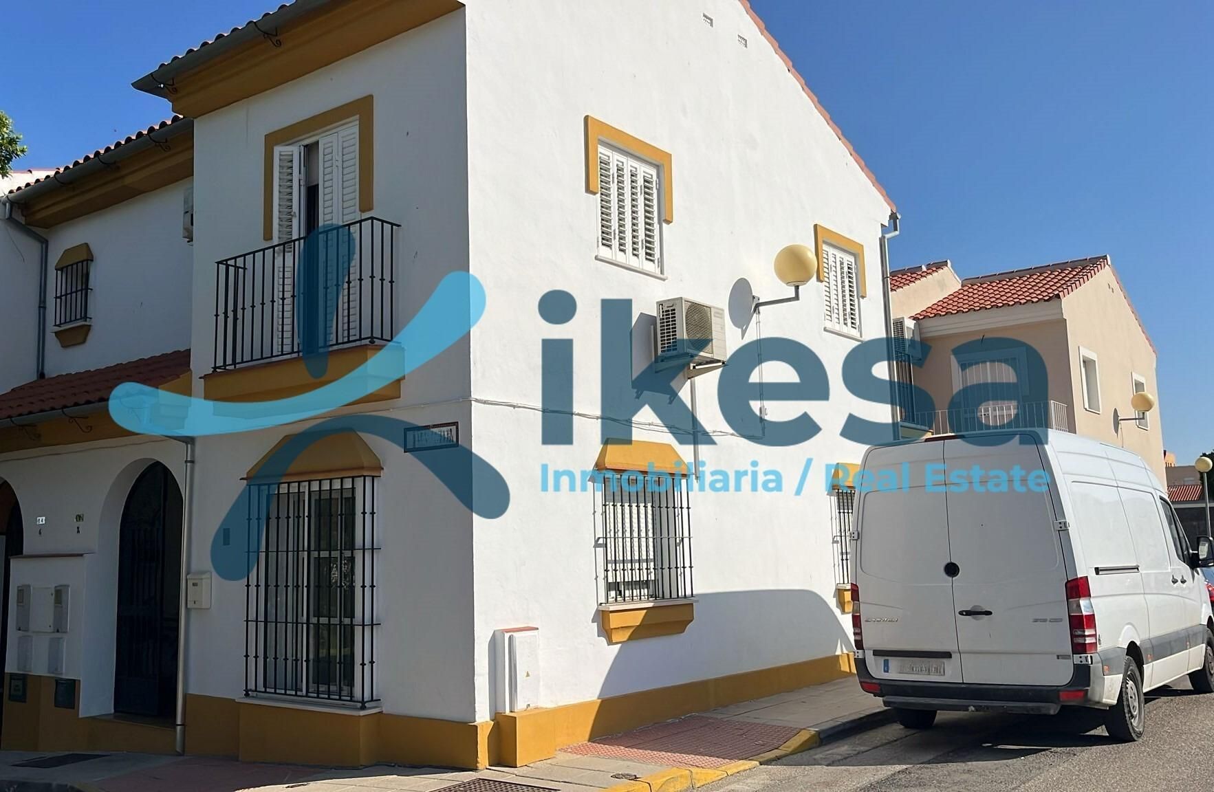 Vista exterior de Casa adosada en venda en Morón de la Frontera
