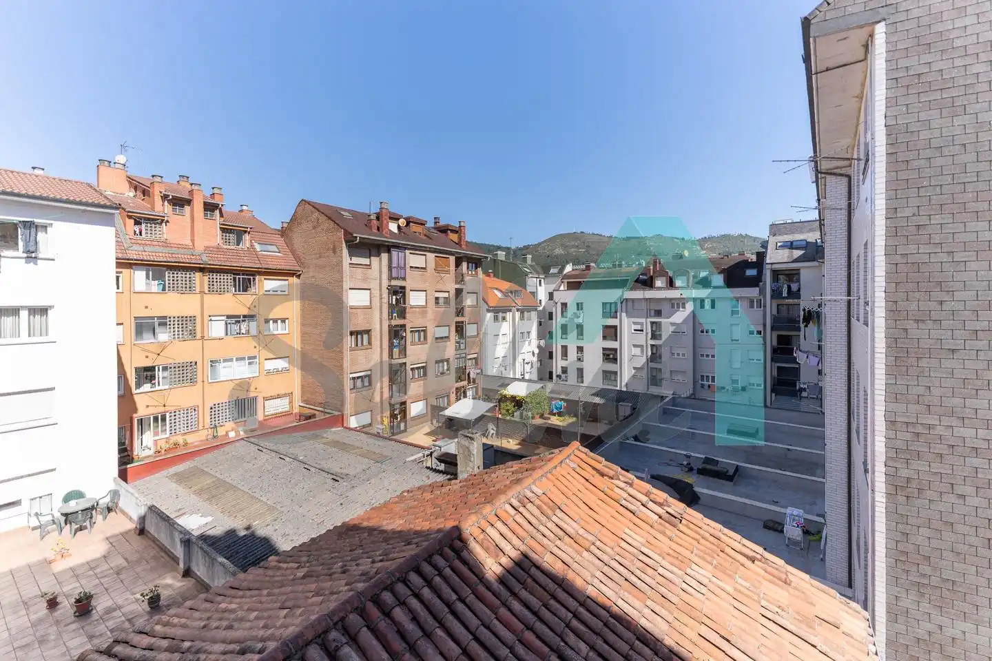 Außenansicht von Wohnung zum Verkauf in Oviedo  mit Heizung, Parkett und Terrasse