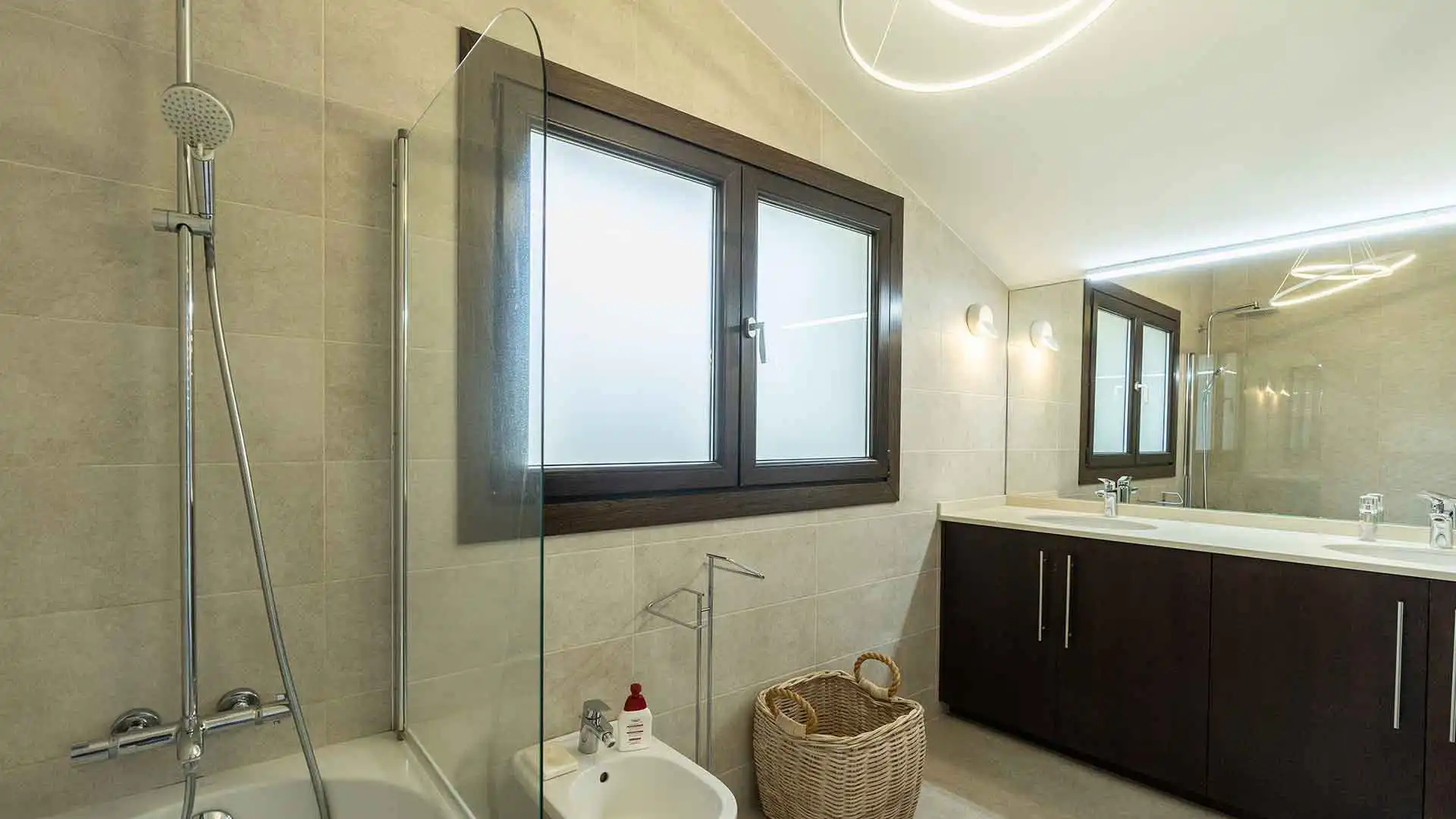 Baño de Casa o chalet de alquiler en Marbella con Aire acondicionado, Jardín privado y Terraza