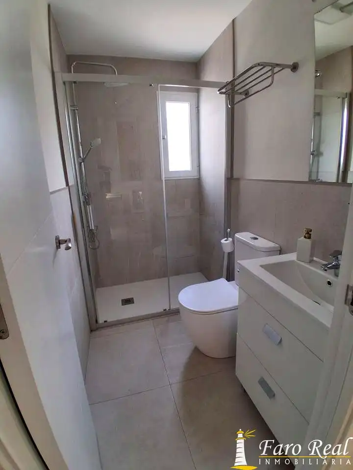 Baño de Apartamento de alquiler en Sanlúcar de Barrameda con Aire acondicionado y Amueblado