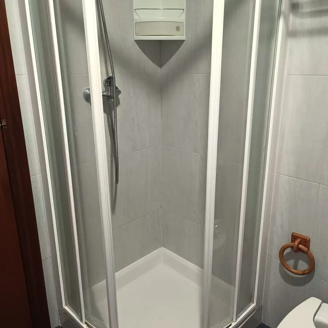 Baño de Apartamento de alquiler en La Pobla de Farnals con Aire acondicionado, Calefacción y Jardín privado
