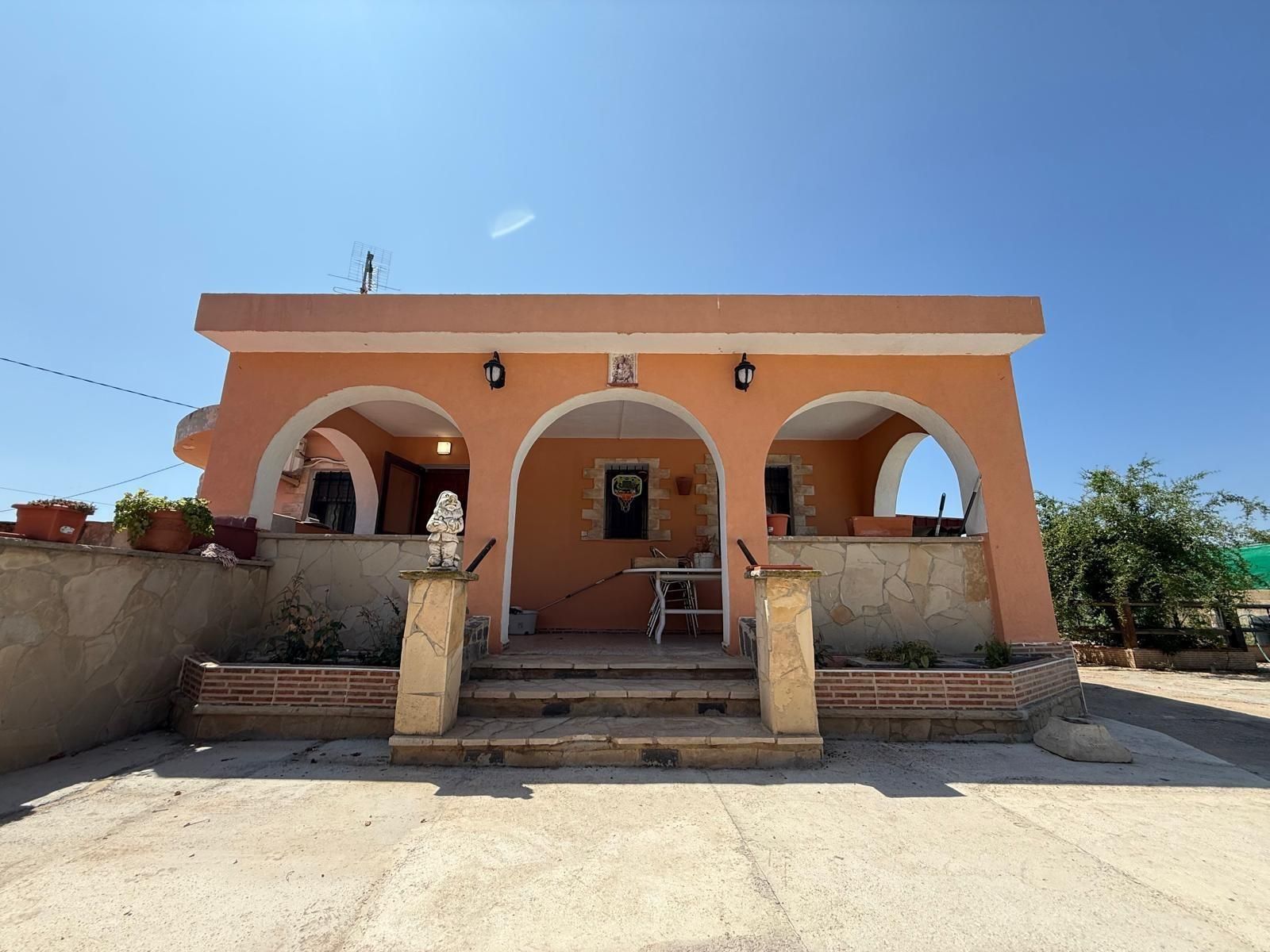 Vista exterior de Casa o xalet en venda en Llíria amb Jardí privat, Terrassa i Piscina