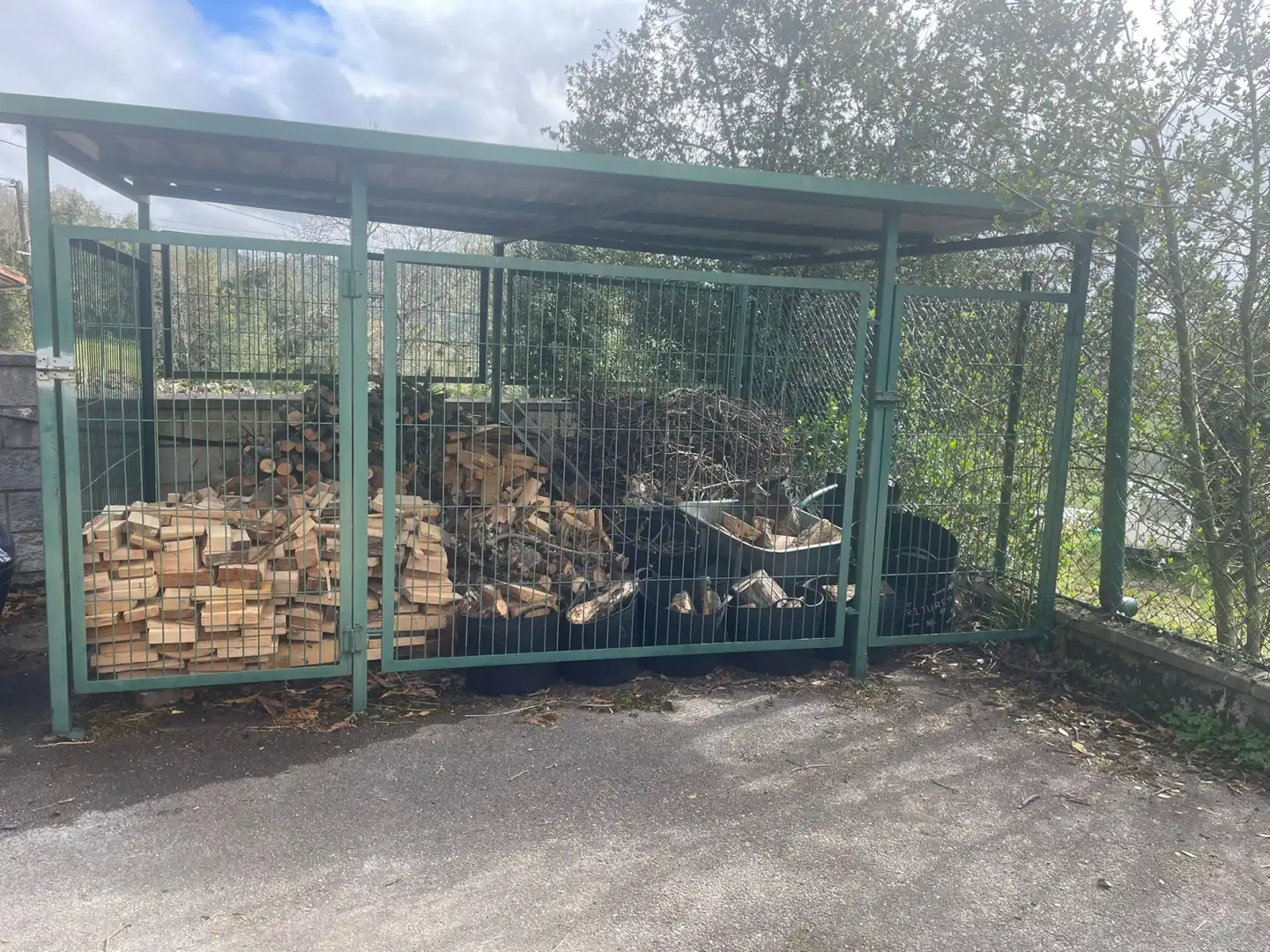 Aparcament de Casa o xalet en venda en Sariego amb Calefacció, Terrassa i Traster