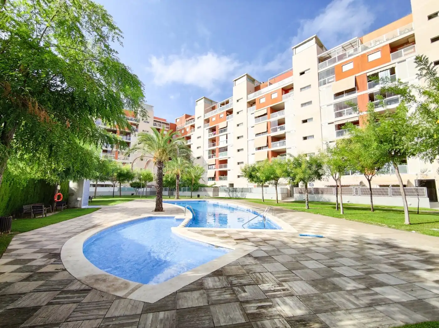 Vista exterior de Pis de lloguer en Paterna amb Terrassa i Piscina comunitària